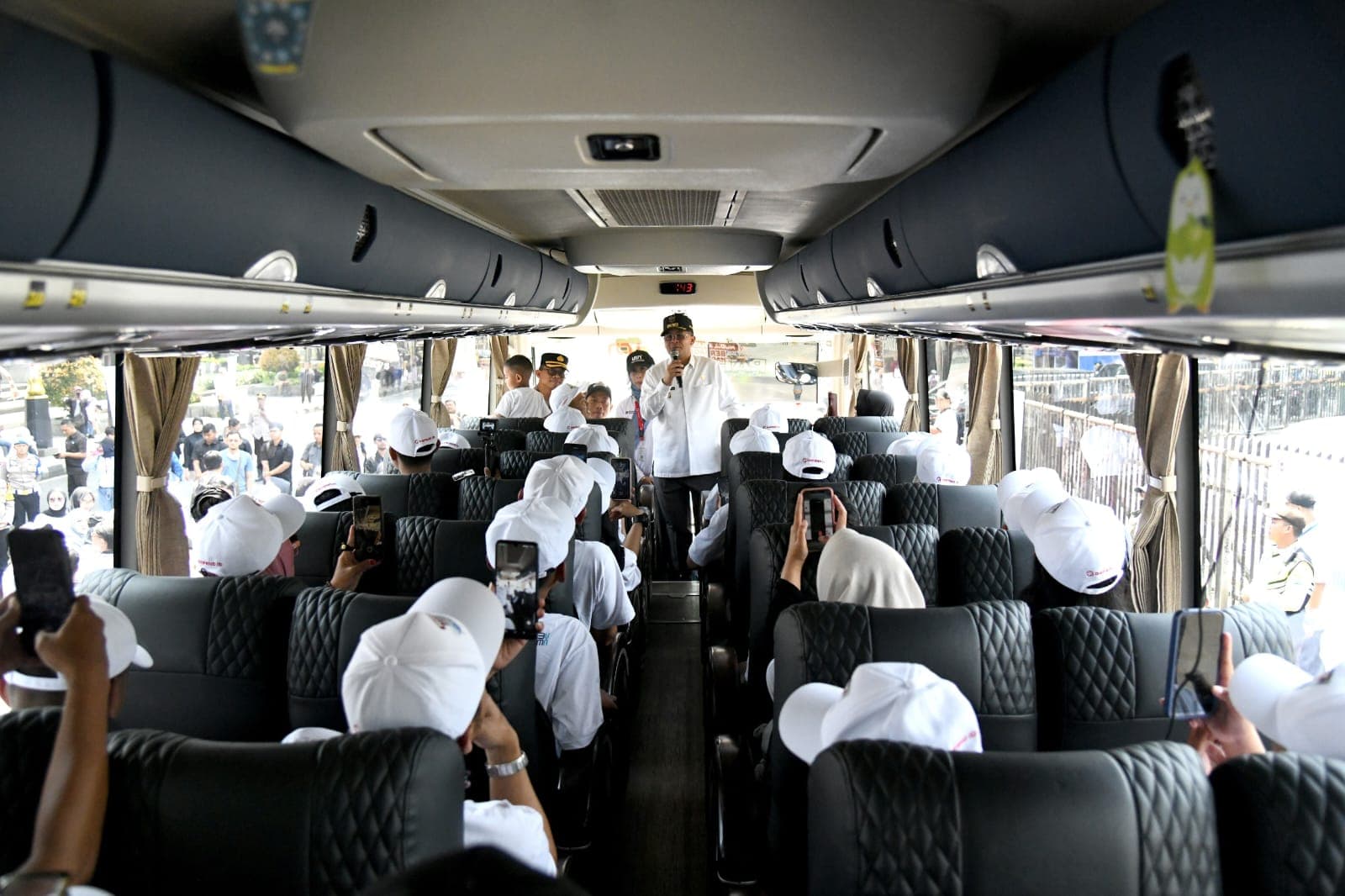 Wagub Erwan Lepas 950 Peserta Mudik Gratis Program BUMN